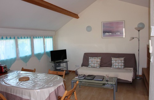 Bourroches Apartment | 2* air-conditioned furnished apartment in a quiet area