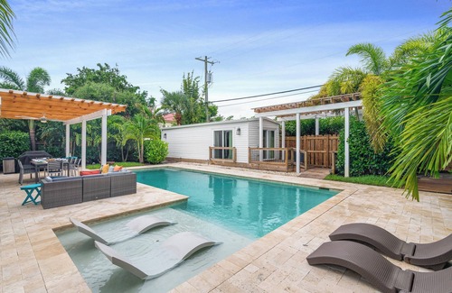 South Palm Park Neighborhood Association House | 2 Amazing Beaches in 1 mile Palm Oasis 4|4 w/POOL & Covered Outdoor Entertaining