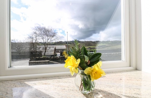 Rastrick Cottage | 2 BARN COTTAGES, family friendly, with a garden in Norwood Green