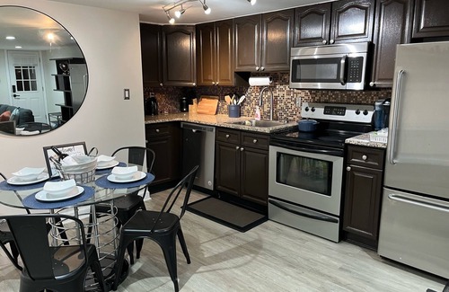 Bloomingdale Apartment | 2 bdrm ENG BSMT apartment in dcs historical neighborhood Bloomingdale