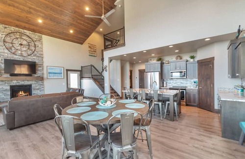 Sweetwater House | 2 Bear Lake House - Stunning Views, Spa Onsite! (35+ Guests)