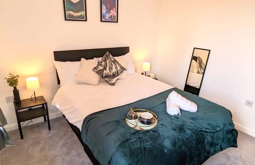 Ipswich Apartment | 2 bed 1 bath flat sleeps 5 with parking and WiFi