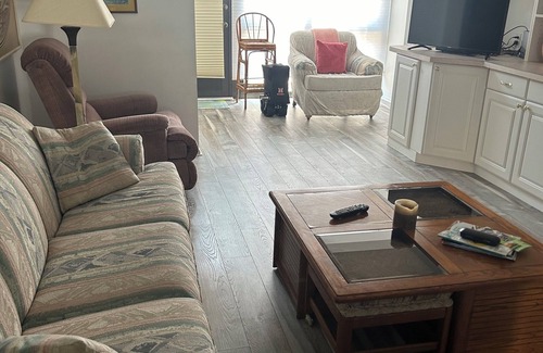 Sarasota Condo | 2 Bed/2 Bath Condo less than 1 mile from Beautiful Siesta Key Beach