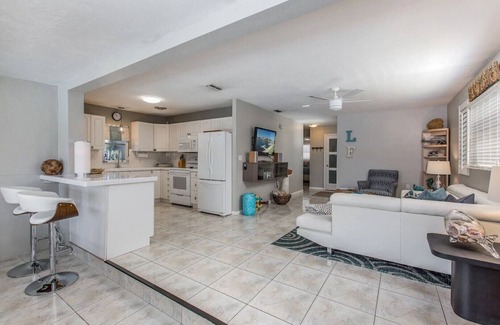 Flor-a-mar House | 2 BED 2 Bath HOME ON THE WATER - HEATED POOL ~ SUPs ~ KAYAKS ~ FISHING POLES!