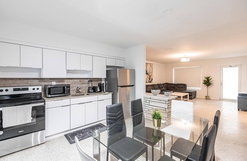 Sunny Isles Beach Ski Chalet | 2 bed 2 bath OCT BOOK 3 Nights PAY 2 Beach 1 min Walk