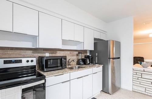 Sunny Isles Beach Ski Chalet | 2 bed 2 bath OCT BOOK 3 Nights PAY 2 Beach 1 min Walk