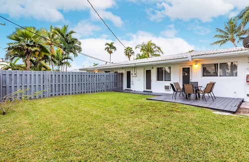 Sunny Isles Beach Ski Chalet | 2 bed 2 bath OCT BOOK 3 Nights PAY 2 Beach 1 min Walk
