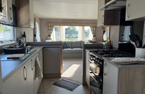 Ampney Crucis Cabin | 2 Bed Caravan - Sleeps 5, Free Parking, Wifi