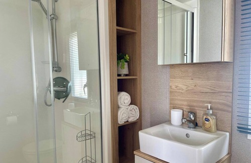Ampney Crucis Cabin | 2 Bed Caravan - Sleeps 5, Free Parking, Wifi