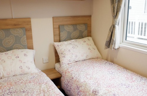 Colchester Cabin | 2 Bed Caravan - Sleeps 6 - Pets - Pool - Wifi
