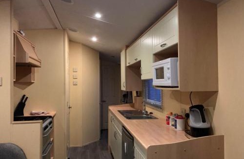 Skegness Ski Chalet | 2-Bed Caravan - Sleeps 6 - Parking & Veranda
