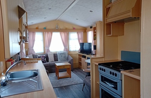 Skegness Ski Chalet | 2-Bed Caravan - Sleeps 6 - Parking & Veranda