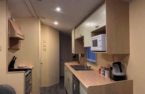 Skegness Ski Chalet | 2-Bed Caravan - Sleeps 6 - Parking & Veranda