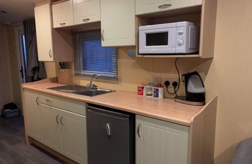 Skegness Ski Chalet | 2-Bed Caravan - Sleeps 6 - Parking & Veranda