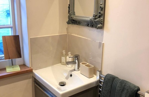 Bridgnorth Cottage | 2 Bed Cottage - Sleeps 4 - Parking - Wifi