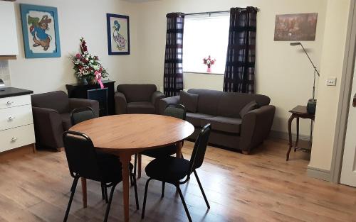 Enniscrone House | 2 Bed Cottage - Sleeps 6 - Parking - Wifi