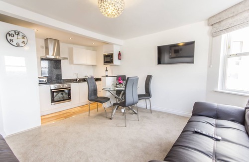Plymouth Apartment | 2 Bed- Crow's Nest by Pureserviced