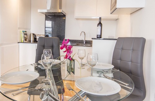 Plymouth Apartment | 2 Bed- Crow's Nest by Pureserviced