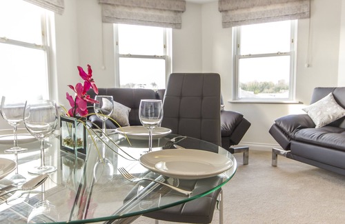 Plymouth Apartment | 2 Bed- Crow's Nest by Pureserviced