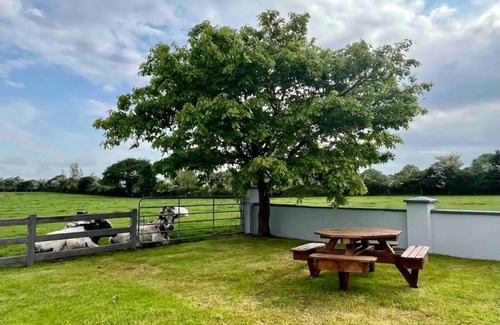 Beaufort Cottage | 2 Bed Flat - Sleeps 4 - Garden - Parking - Wifi