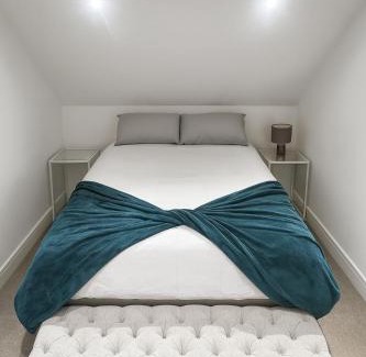 Camberwell Apartment | 2 bed flat, sleeps 8, driveway, 5 Mins to Brixton