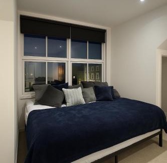 Camberwell Apartment | 2 bed flat, sleeps 8, driveway, 5 Mins to Brixton