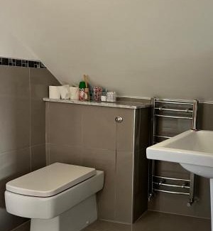 Camberwell Apartment | 2 bed flat, sleeps 8, driveway, 5 Mins to Brixton