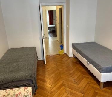 Andel Apartment | 2 Bed Flat - Sleeps 9 - Pets - Smoking on terrace