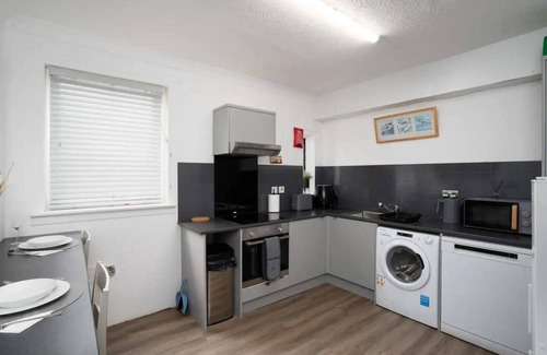 Wishaw Apartment | 2-bed Flat, Wishaw, Free Parking, Family-friendly