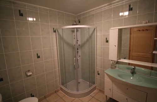Cercoux House | 2 bed lakeside guest house with parking