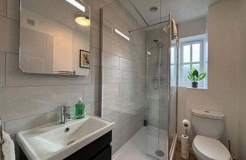 Shrewsbury House | 2 Bed Near Shrewsbury Hospital