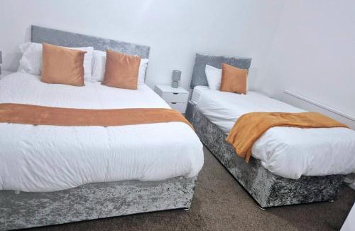 Ashton-under-Lyne House | 2-Bed - Sleeps 6 - Free Parking