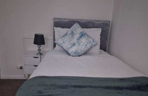 Ashton-under-Lyne House | 2-Bed - Sleeps 6 - Free Parking
