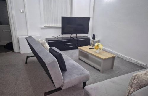 Ashton-under-Lyne House | 2-Bed - Sleeps 6 - Free Parking