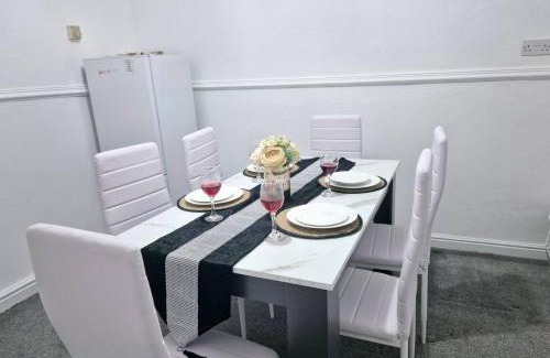 Ashton-under-Lyne House | 2-Bed - Sleeps 6 - Free Parking