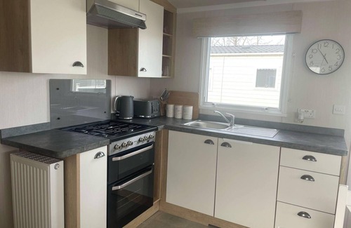 Coldingham Cabin | 2 Bed-Sleeps 6-Patio-Parking-Pet Friendly