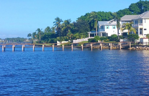 Stuart Cottage | 2 Bedroom 1,079 sf Cottage. Dock. Full Kitchen, WI-FI,HDTV, Parking & Pets ok.