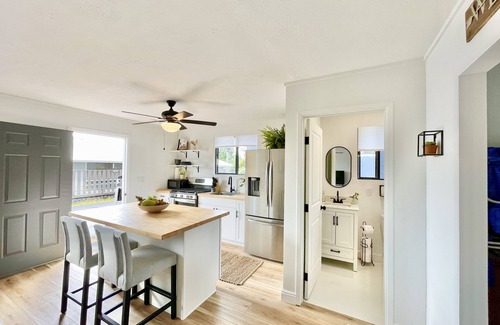 Kalaoa Cottage | 2 bedroom 1 bath cottage 10 minutes from beach