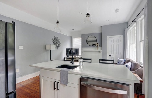 Midtown Condo | 2 bedroom * 2 bath* Sleeps 5 * Dog Friendly * Downtown Savannah