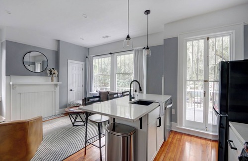 Midtown Condo | 2 bedroom * 2 bath* Sleeps 5 * Dog Friendly * Downtown Savannah
