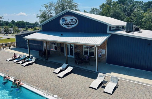 Gadsden RV Rental | 2-bedroom 2- Bath with Loft camper in charming Gadsden with Wi-Fi, AC, and pool.