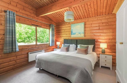 Winchester Cabin | 2 bedroom,5 star, award winning log cabin with luxurious hot tub (sleeps 4)