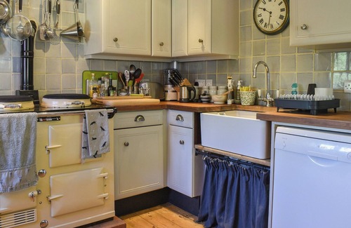 Tonbridge Cottage | 2 bedroom accommodation in Holmbury St Mary, near Dorking