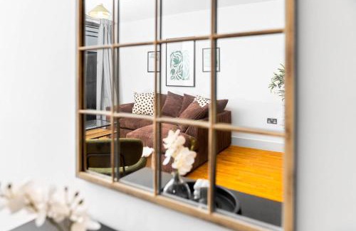 Theatreland Birmingham Apartment | 2-Bedroom Apartment in Heart of the City - China Town - Balcony - Secure Parking Included 48A