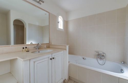 La Motte Apartment | 2 BEDROOM APARTMENT WITH LARGE BALCONY (N°560)