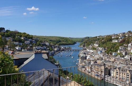 West Looe Apartment | 2 bedroom apartment with balcony, panoramic sea views, outisde space and parking