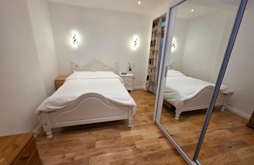 West Kensington Apartment | 2 Bedroom Basement Flat - With Terrace