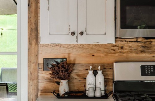 Sinking Spring Cabin | 2 Bedroom Cabin with Pickleball Court, Sectional Couch and Outdoor Dining