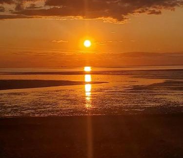 Heacham Ski Chalet | 2 bedroom caravan at heacham beach with decking