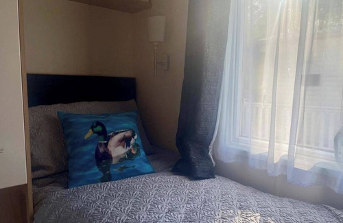 Ampney Crucis Cabin | 2 Bedroom Caravan - Lakeside, Wifi, Parking